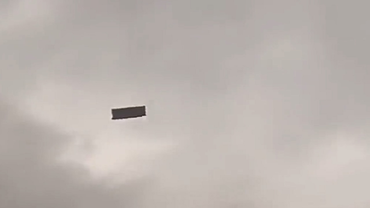 بالفيديو .. أريكة كبير تطير في الهواء بتركيا