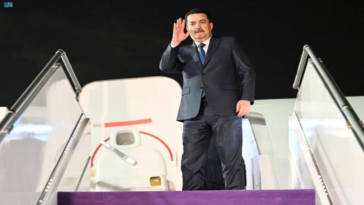 رئيس الوزراء العراقي يغادر جدة ..صور