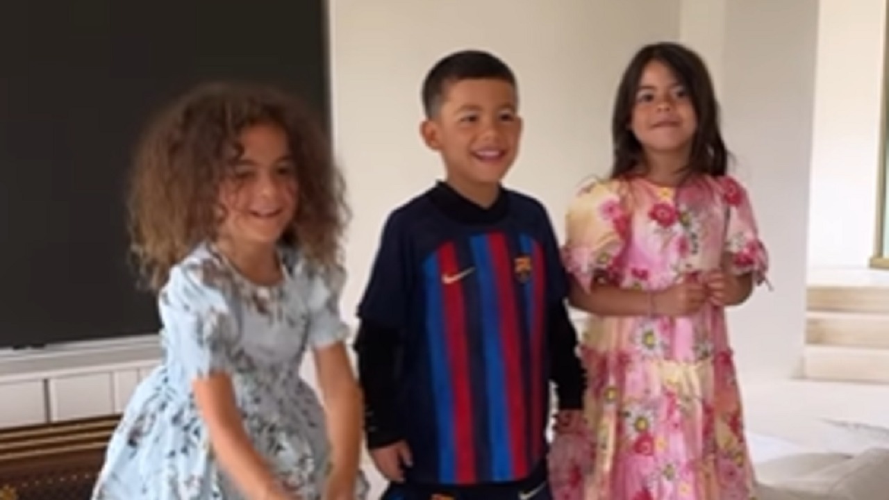 جورجينا تورط رونالدو بعد ظهور ابنهما بقميص برشلونة