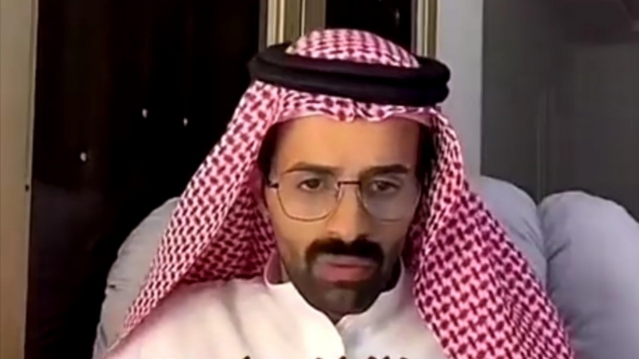 شاهد.. سعود القحطاني يسخر من متابعة تشتكي له خيانة زوجها