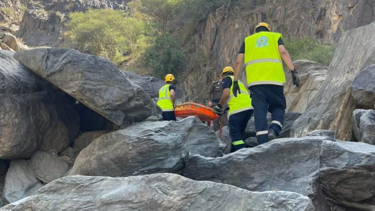 إنقاذ شخص سقط من منحدر جبلي في الباحة