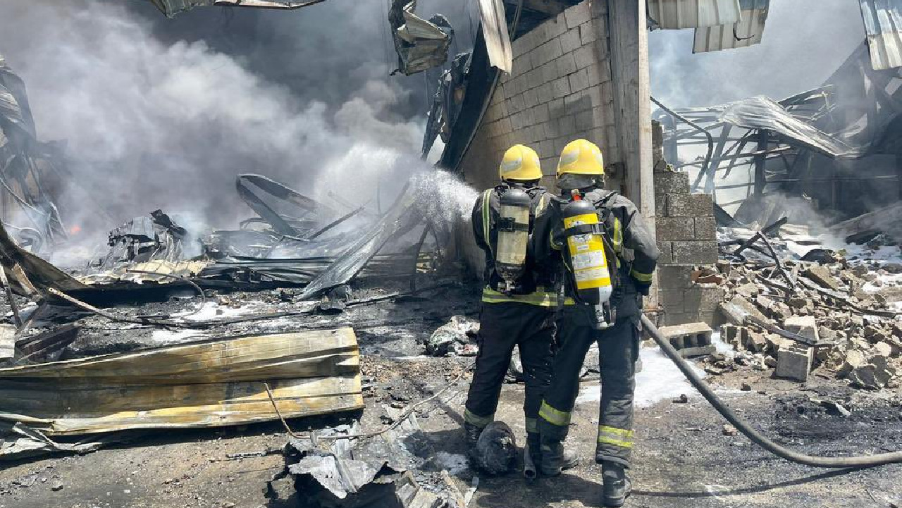 مدني جدة يخمد حريقاً بمستودعات دون تسجيل إصابات