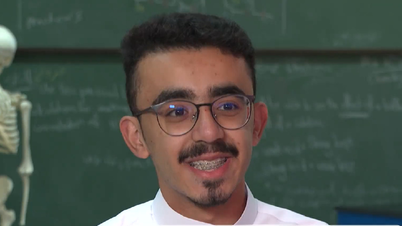 طالب سعودي يبتكر برنامج يكشف الخلايا السرطانية في الدم .. فيديو
