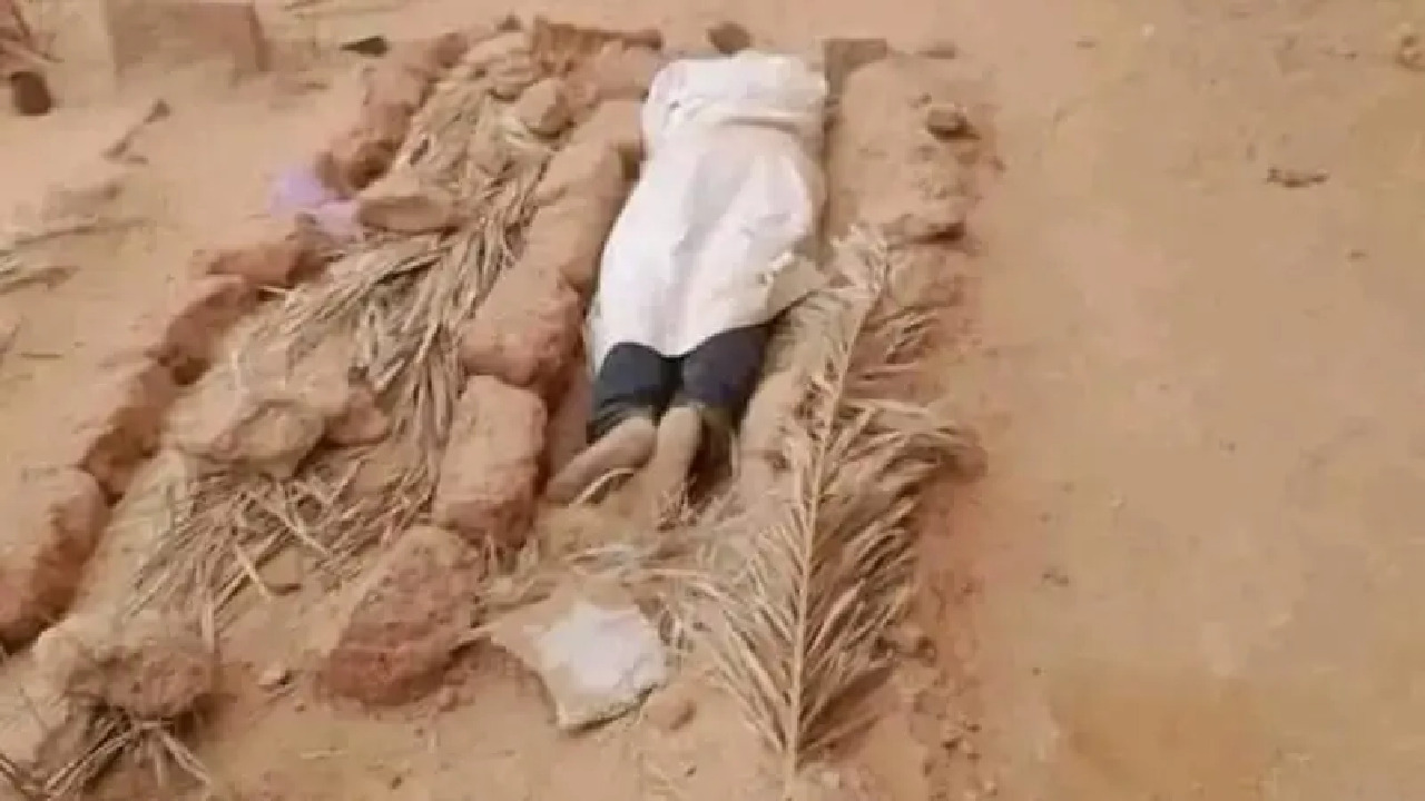 شاب ينام بجانب قبر أمه منذ عامين (صور)