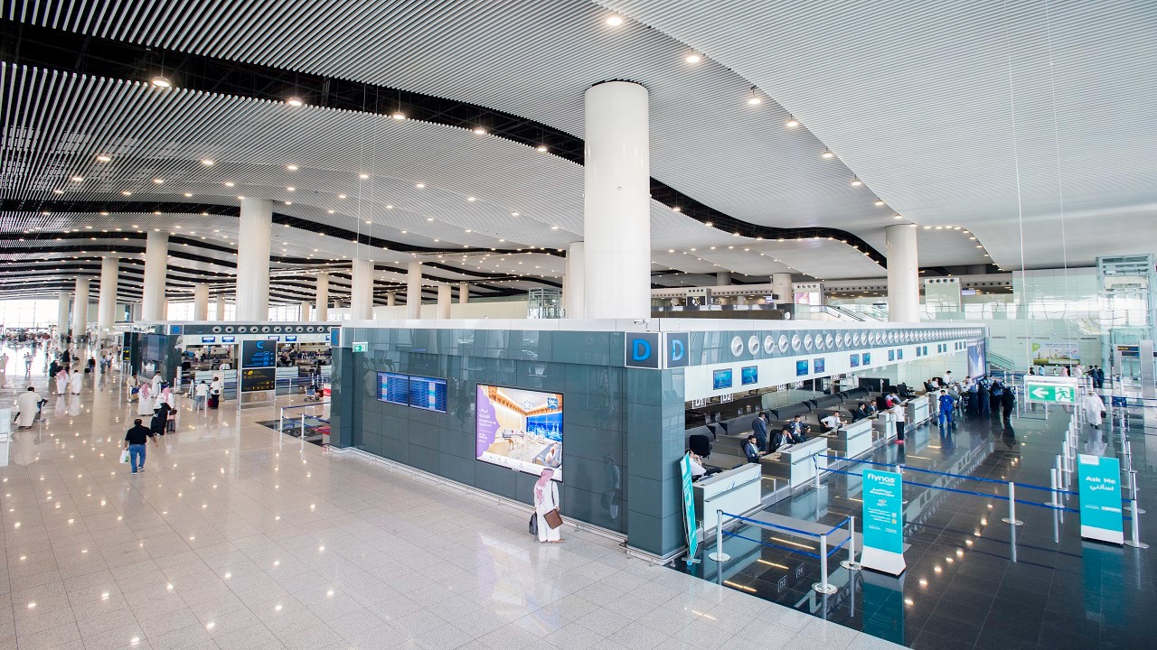 إحباط محاولة تهريب أدوية خاضعة للرقابة الطبية عبر مطار الملك خالد الدولي
