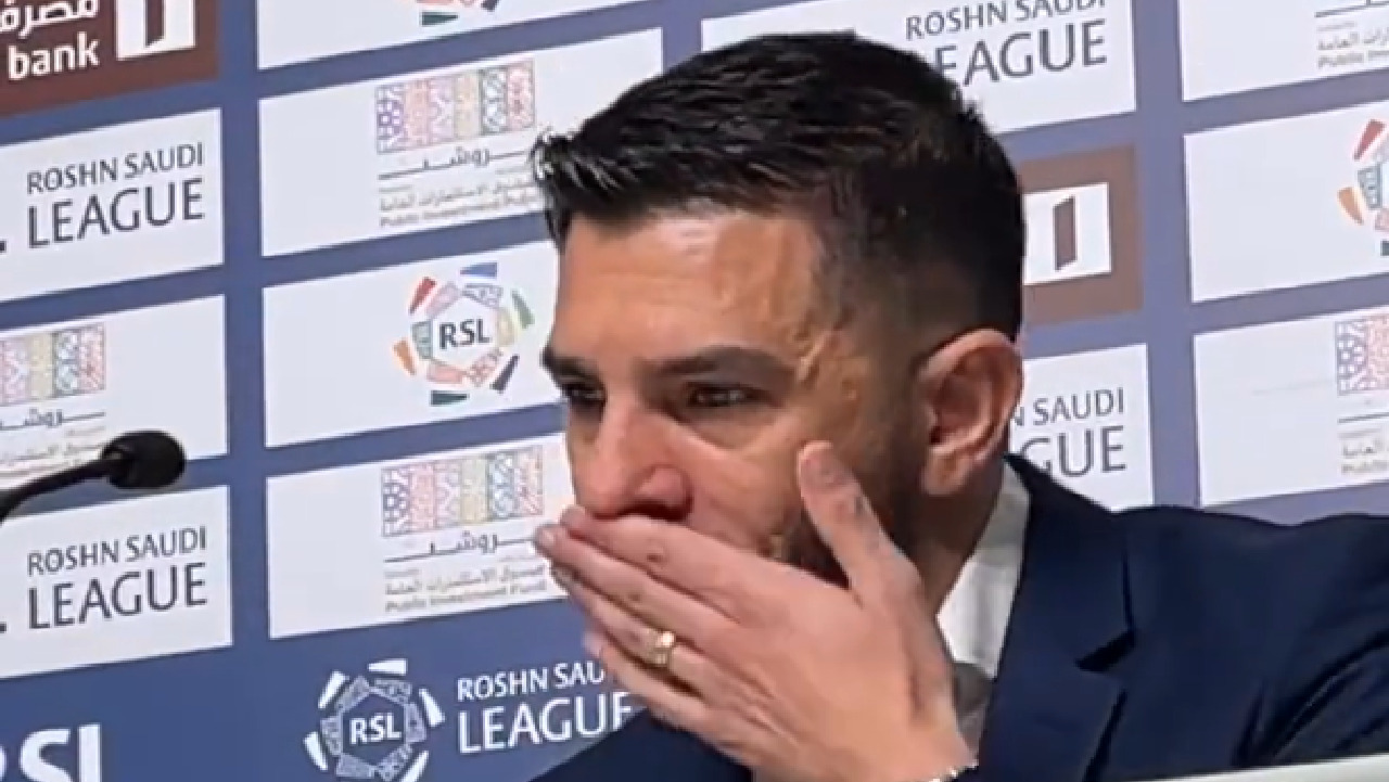 إيميليانو دياز يبكي أثناء توديعه الهلال (فيديو)