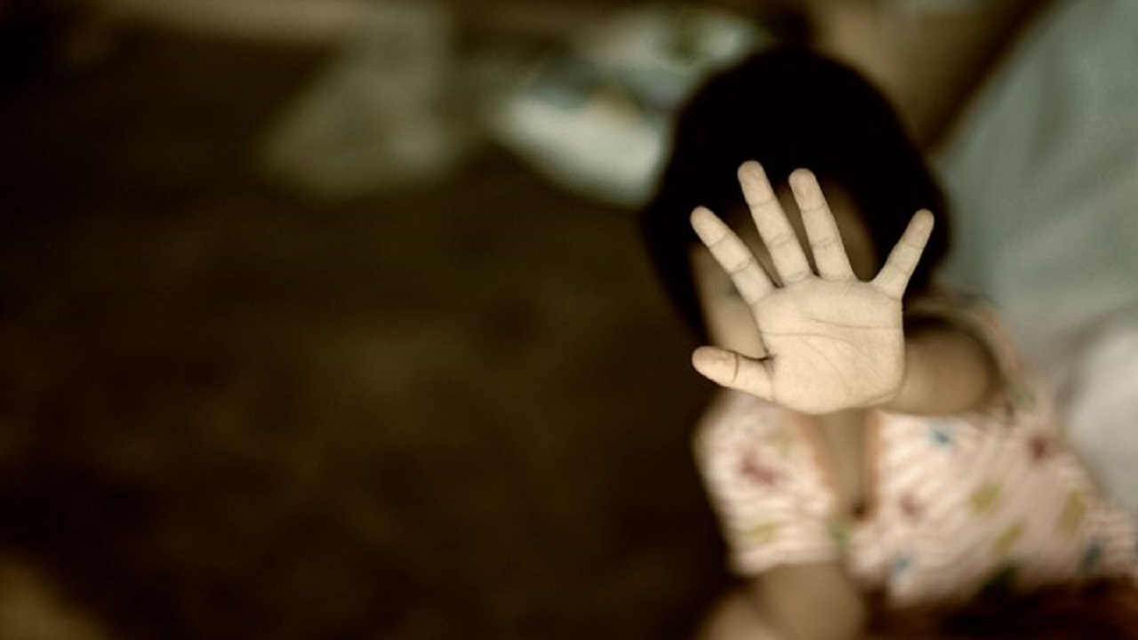 تعذيب طفلة من ذوي الاحتياجات الخاصة على يد أبيها وزوجته