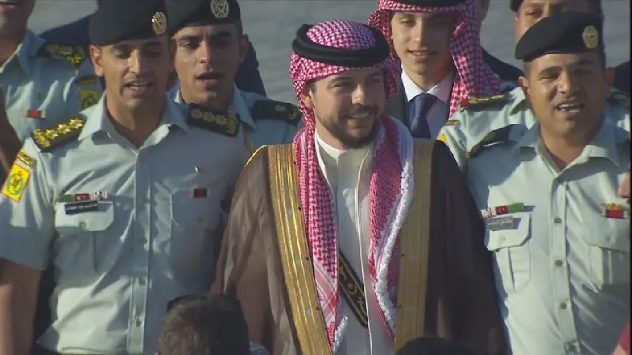 ملك الأردن يقيم مأدبة عشاء احتفالاً بزواج ابنه الحسين (فيديو وصور)