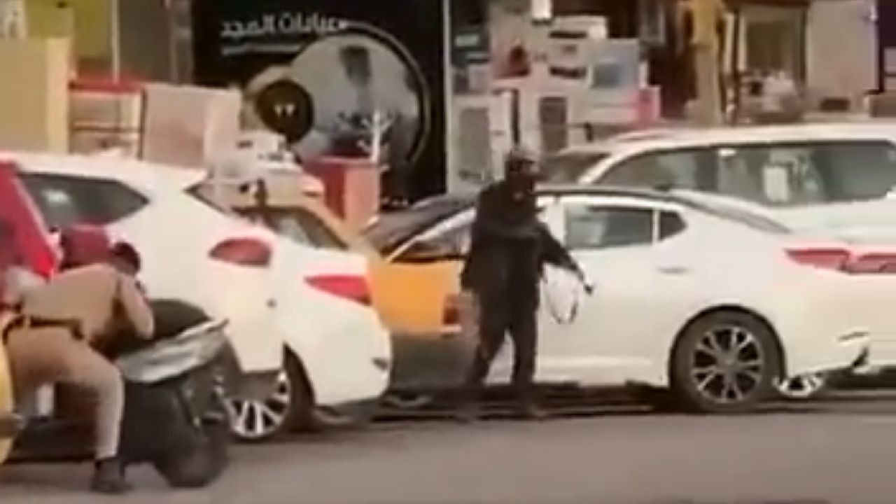 بالفيديو.. متعاطي مخدرات يحمل كلاشينكوف ويطلق النار بشكل عشوائي على المارة وسط بغداد