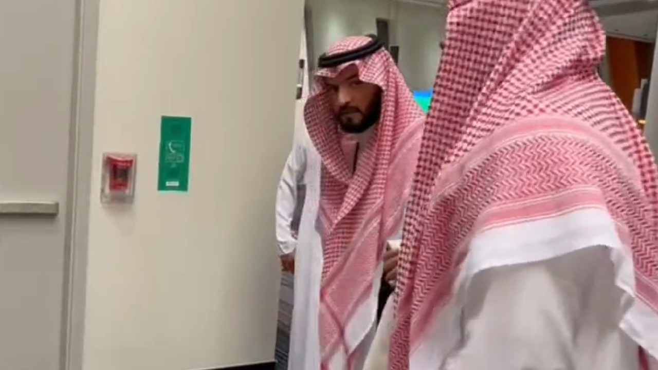 لحظة توجه رئيس الهلال لغرفة الملابس قبل انتهاء المباراة (فيديو)