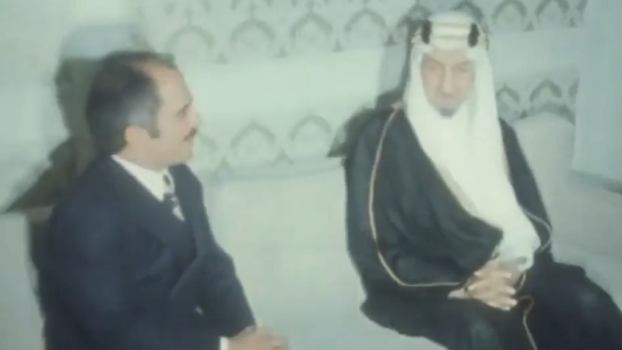 مقطع نادر من الزمن الجميل للملك فيصل خلال اجتماع مع الملك الحسين بالرياض