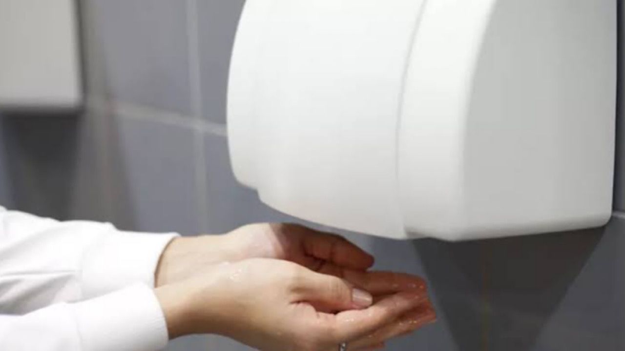دراسة: مجففات الأيدي الهوائية في الحمامات العامة تنشر النفايات والبكتيريا