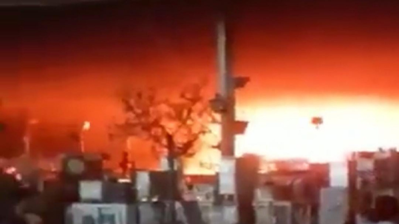 اندلاع حريق في سوق الصواريخ بجدة والدفاع المدني يباشر.. فيديو