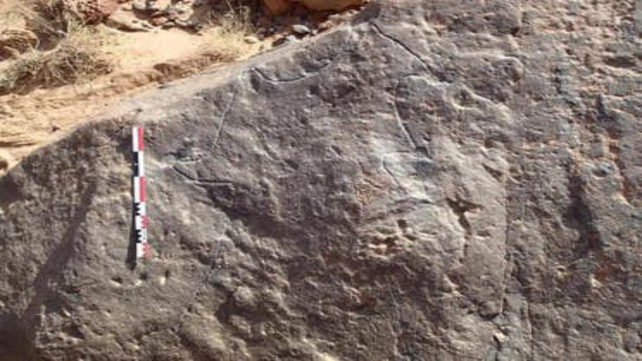 العثور على منشآت حجرية تعود لـ9 آلاف عام بجبل الظلّيات في الجوف