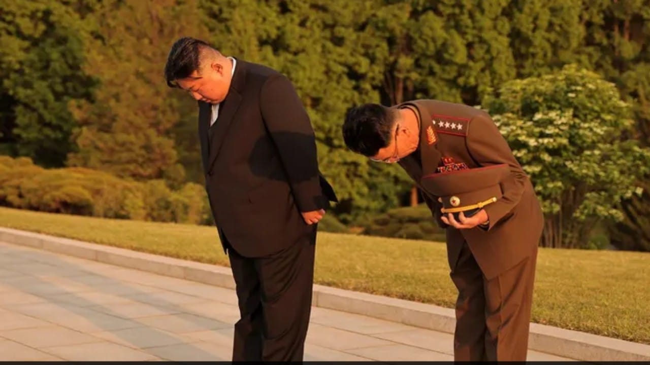 زعيم كوريا الشمالية يظهر منحنيًا لأحد الأشخاص على غير عادته