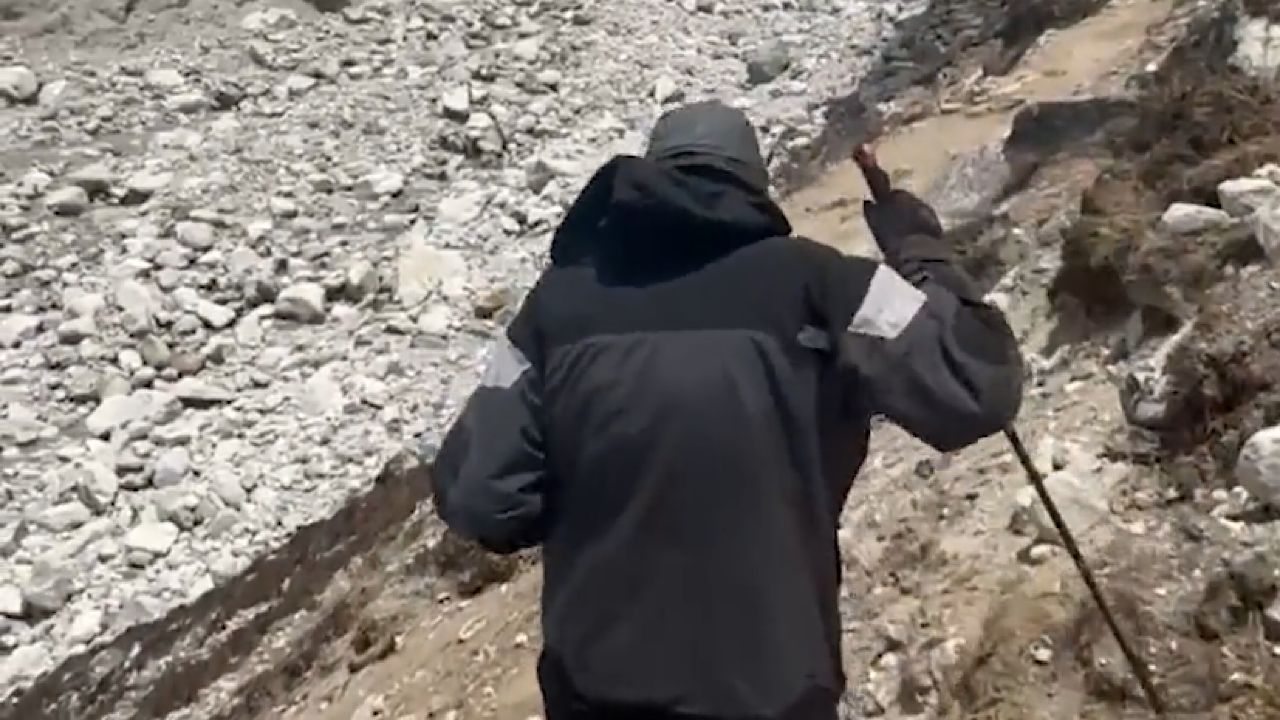 مواطن ثمانيني يبدأ رحلته في تسلق جبال ⁧‫الهملايا‬⁩ ..فيديو