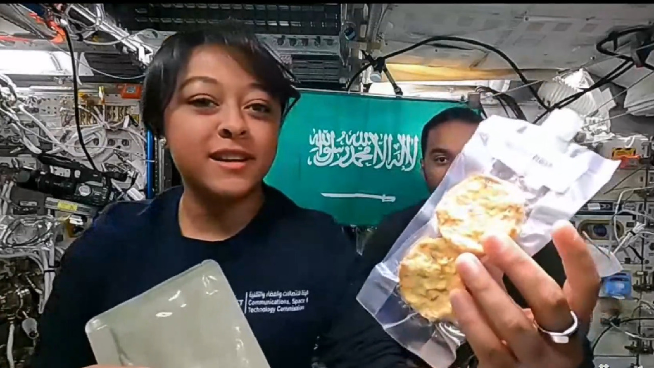 ريانة برناوي تكشف ما يأكله الرواد في الفضاء..فيديو