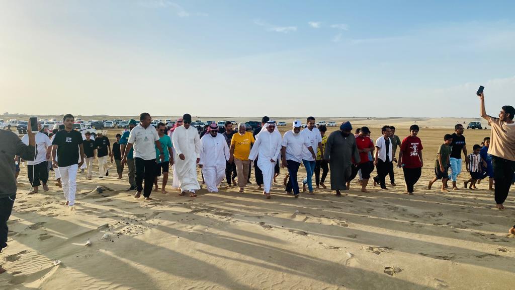 150 مشارك ومشاركة في برنامج المشي على الكثبان الرملية بمركز السهي
