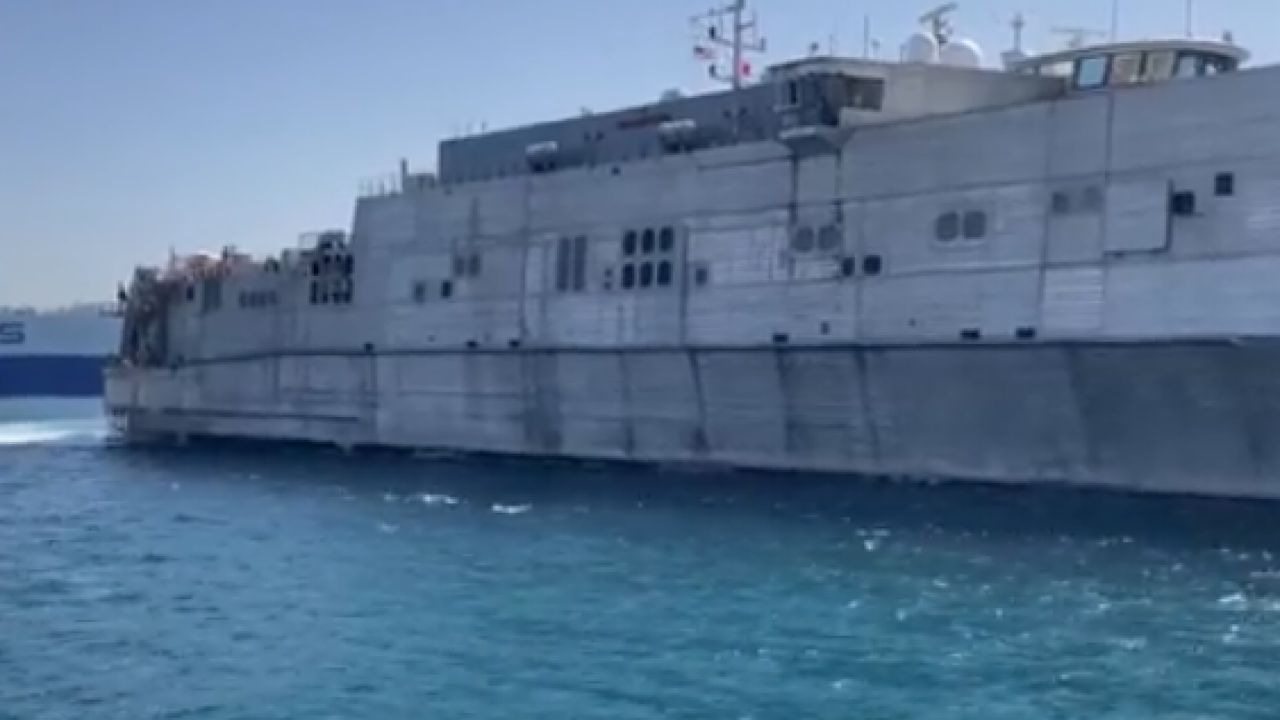 بالفيديو.. وصول سفينة إجلاء أمريكية على متنها 308 شخصًا إلى ميناء جدة