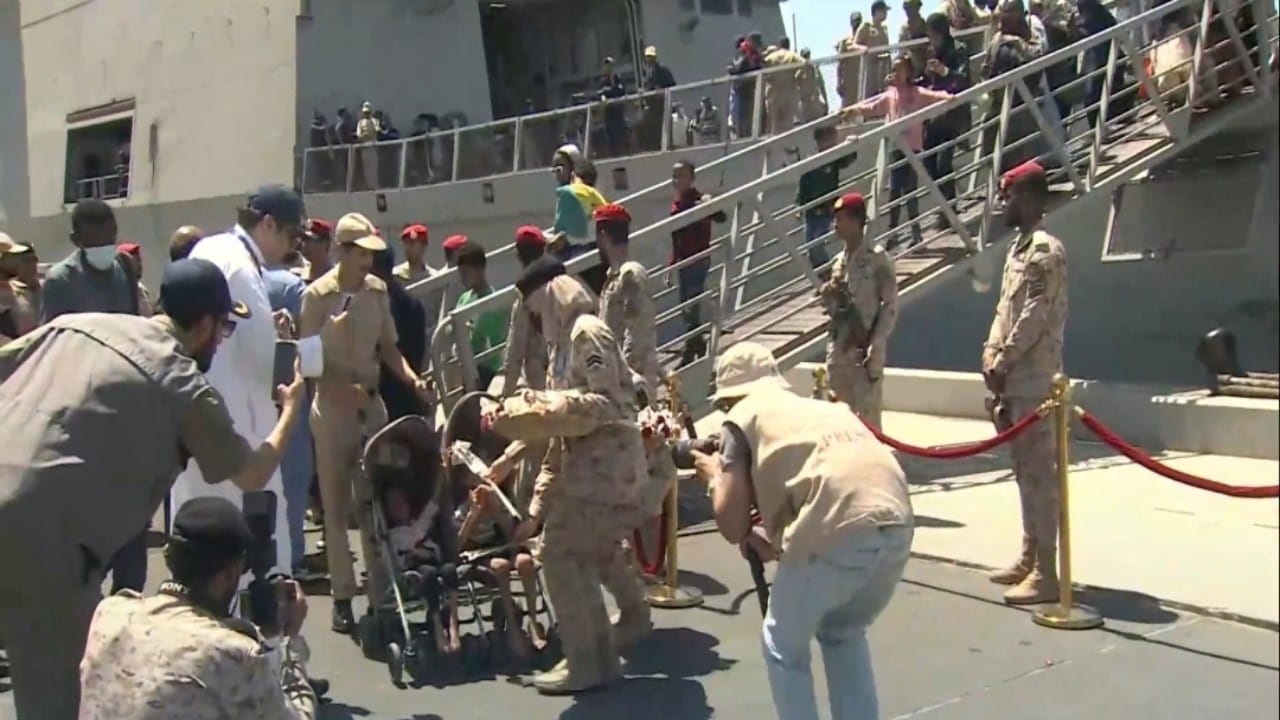 بالفيديو.. جنود وجنديات الوطن يستقبلون الأطفال والكبار الذين تم إجلاءهم من السودان بالورود