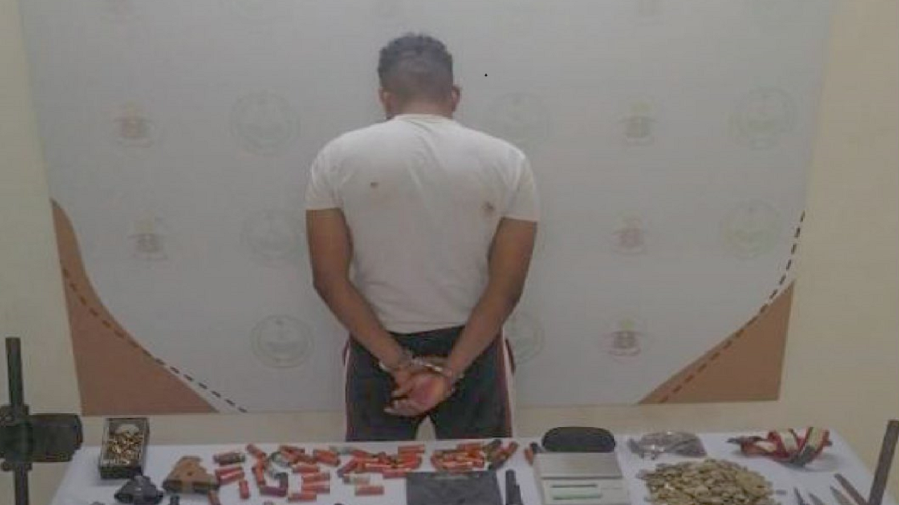 القبض على شخص لترويجه مادة الإمفيتامين المخدر ومادة الحشيش المخدر بخيبر