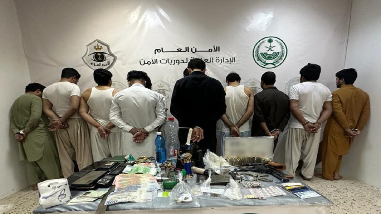 بالفيديو.. القبض على 11 مروج مخدرات في سكاكا