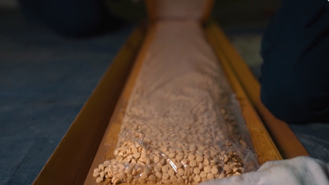 إحباط محاولة تهريب 1,3 مليون حبة كبتاجون مُخبأة في إرسالية ألواح خشبية.. فيديو