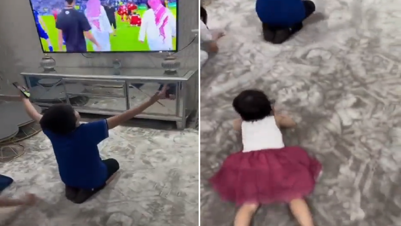 طفلة تقلد إخوتها وتسجد على الأرض فرحة بفوز الهلال.. فيديو