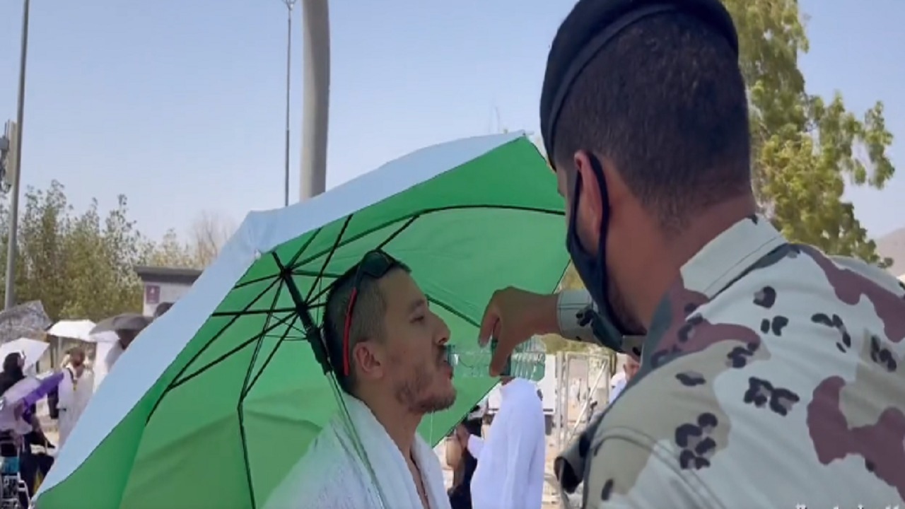 رجل أمن يخفف على الحجاج حرارة الطقس في عرفات .. فيديو
