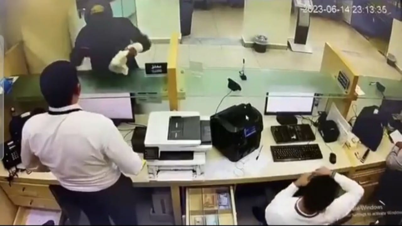 ملثم يسلب نقود من محل صرافة تحت تهديد السلاح ..فيديو