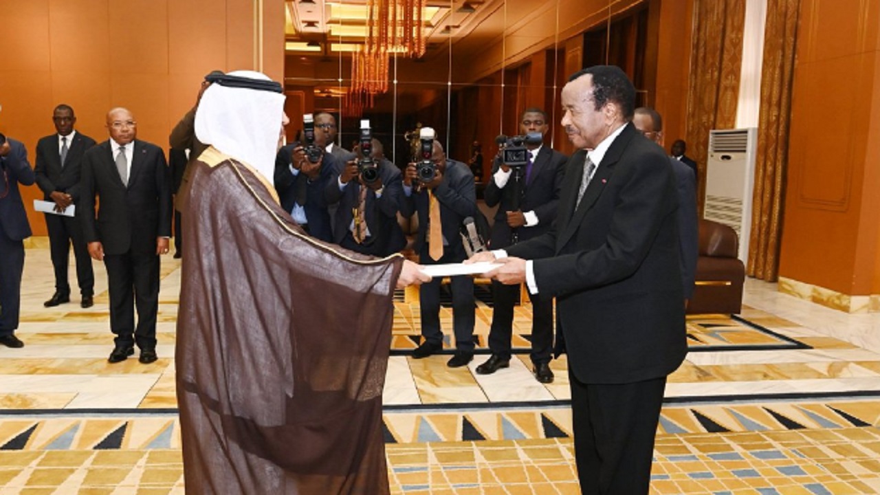 المجفل يقدم أوراق اعتماده سفيرا للمملكة لرئيس الكاميرون