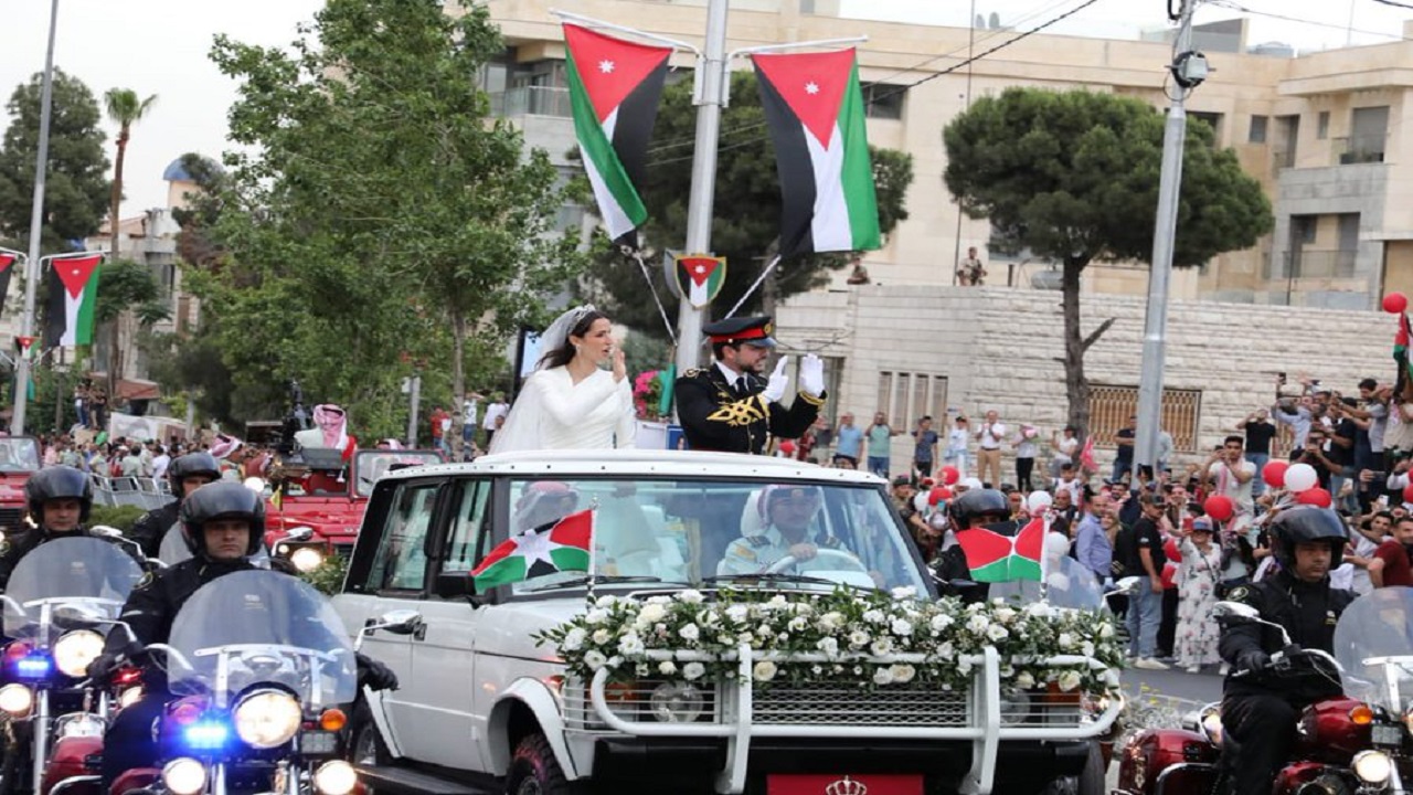 جولة ولي عهد الأردن وحرمه الأميرة رجوة في شوارع عمان (فيديو)