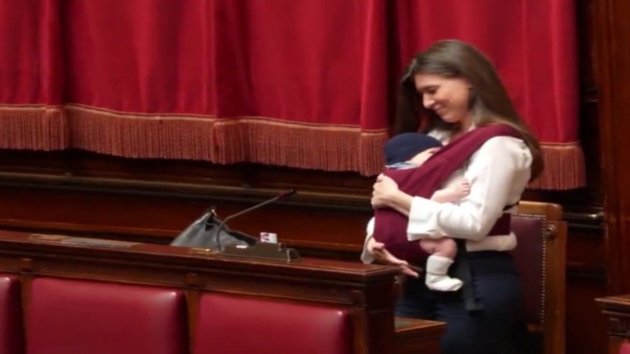 نائبة تُرضع طفلها داخل البرلمان الإيطالي.. فيديو