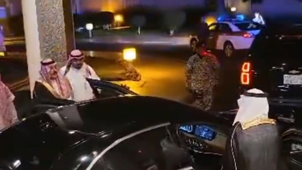 موقف متواضع يتحدث عن نفسه لاحترام الأمير تركي بن طلال لابن عمه الأكبر .. فيديو