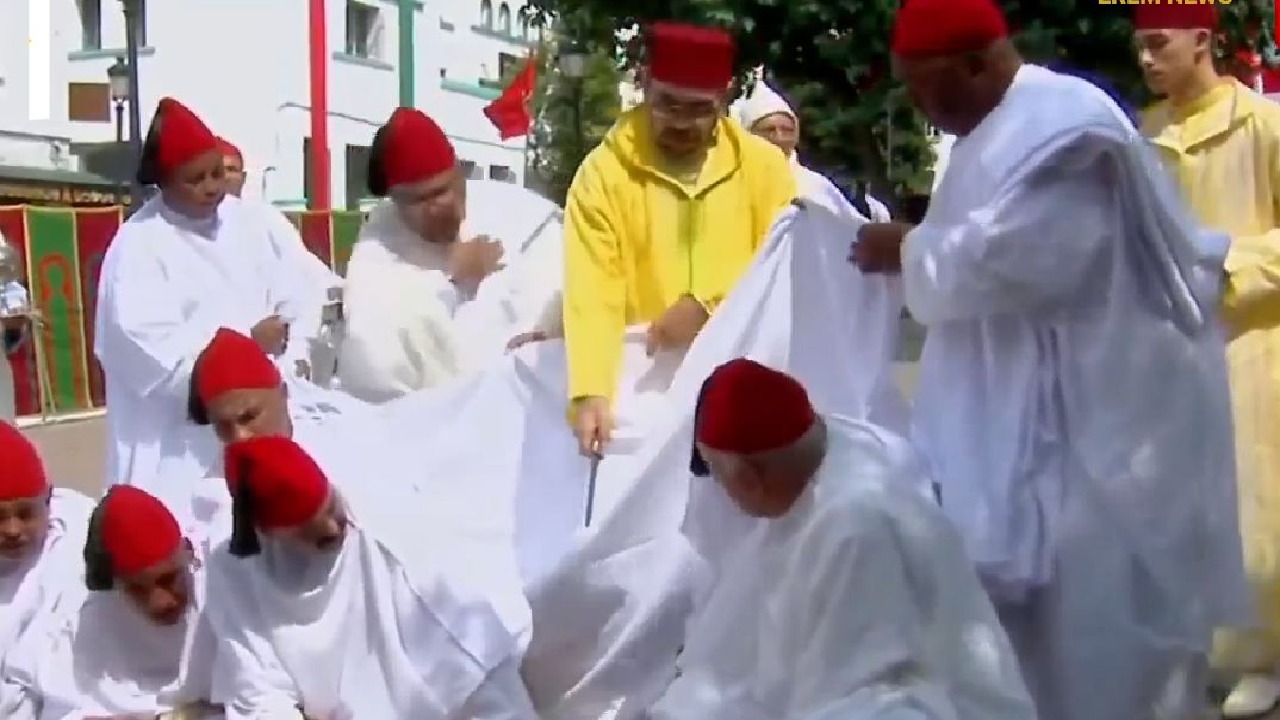 ملك المغرب يؤدي صلاة العيد وينحر أضحيته .. فيديو