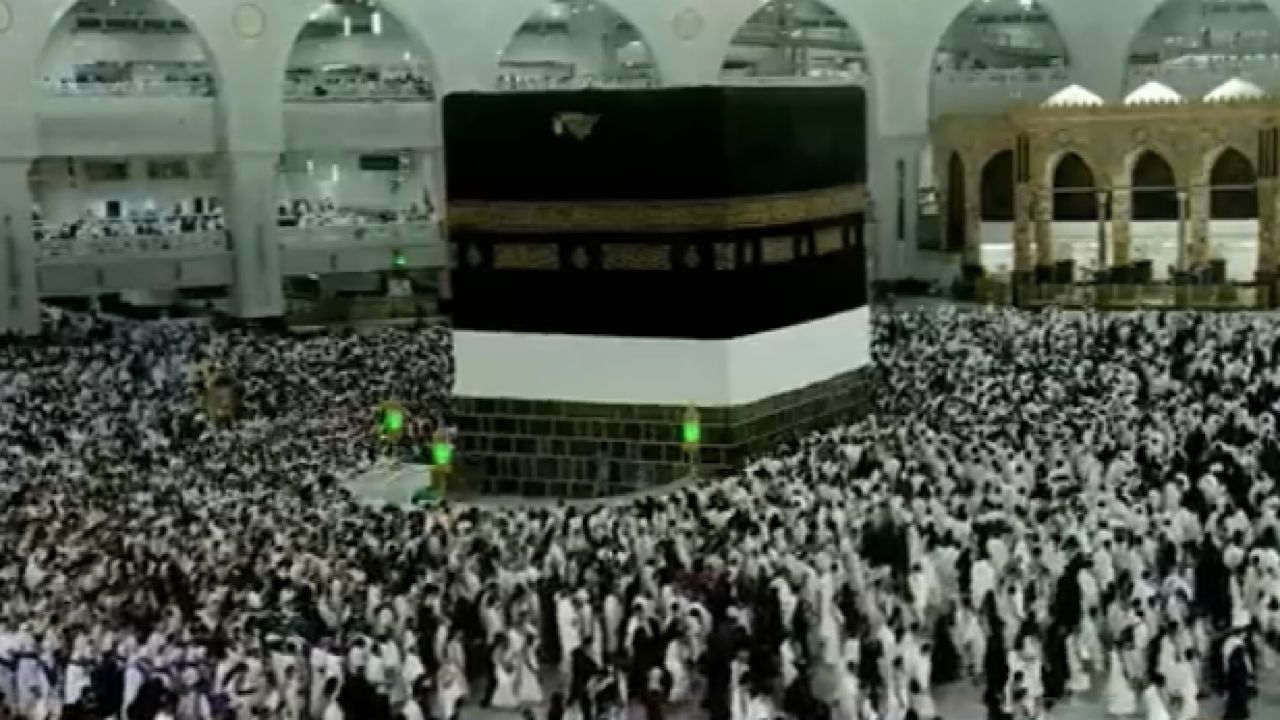 الحجاج يؤدون طواف القدوم في المسجد الحرام .. فيديو