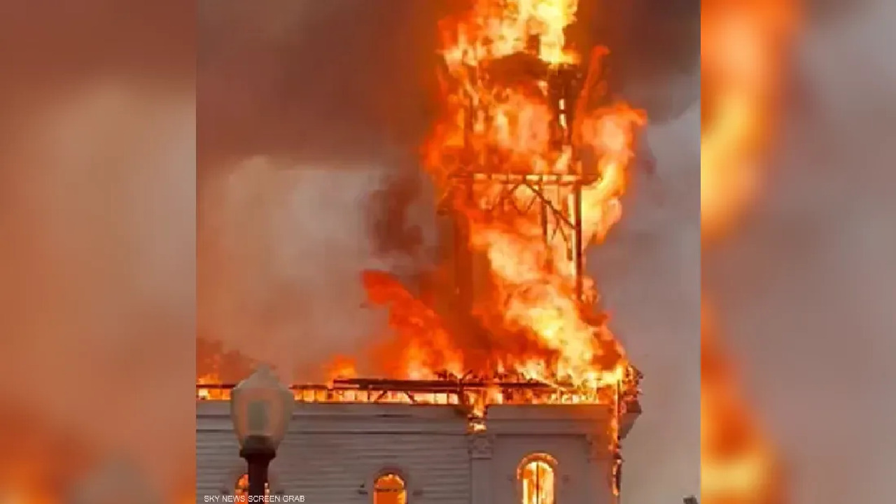 حريق هائل في كنيسة تاريخية بعد احتفالها بشهر المثليين – فيديو