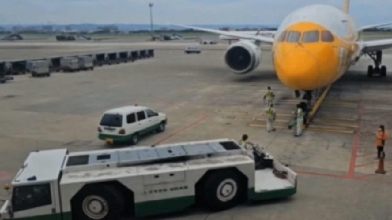 طائرة ركاب تهبط في مطار تايوان بعجلة أمامية واحدة