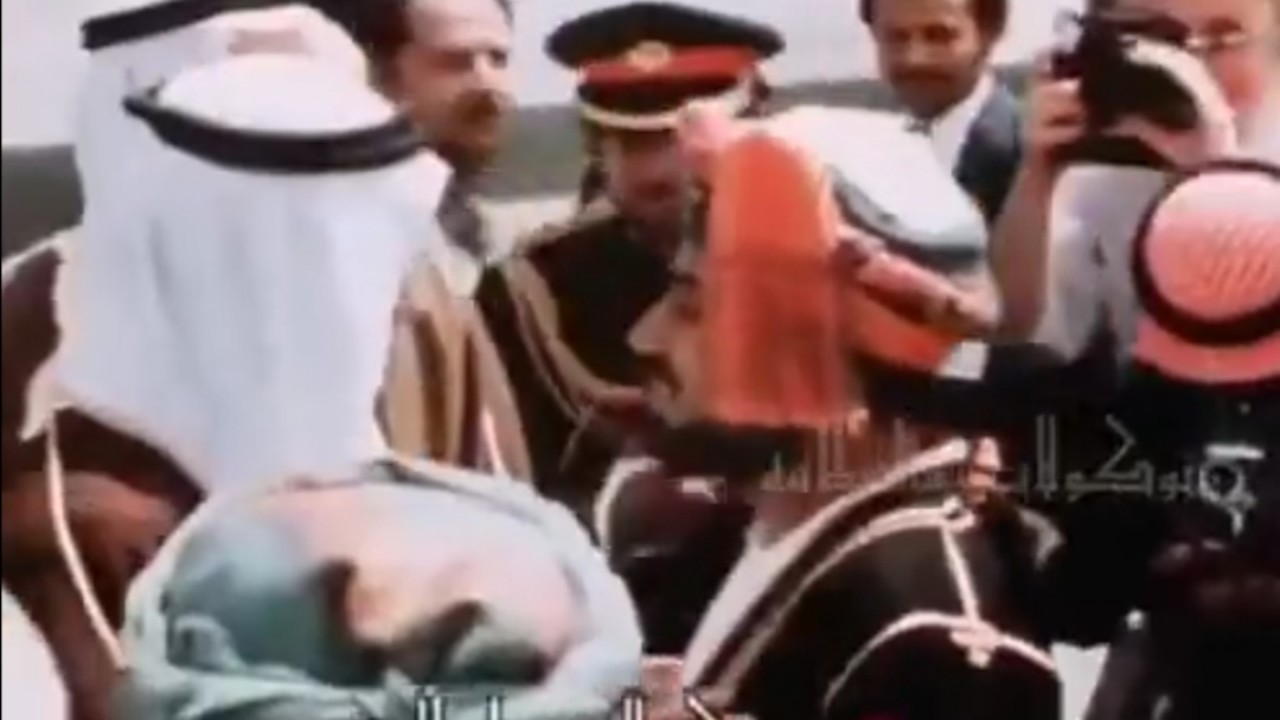 استقبال حافل من سلطان عمان للملك خالد بن عبدالعزيز قبل ٤٧ عام.. فيديو