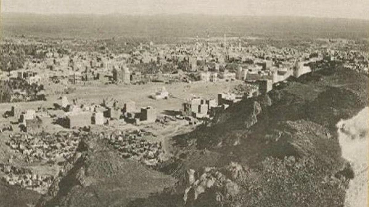 صورة تاريخية قديمة تظهر كيف كانت المدينة المنورة قبل 110 عامًا