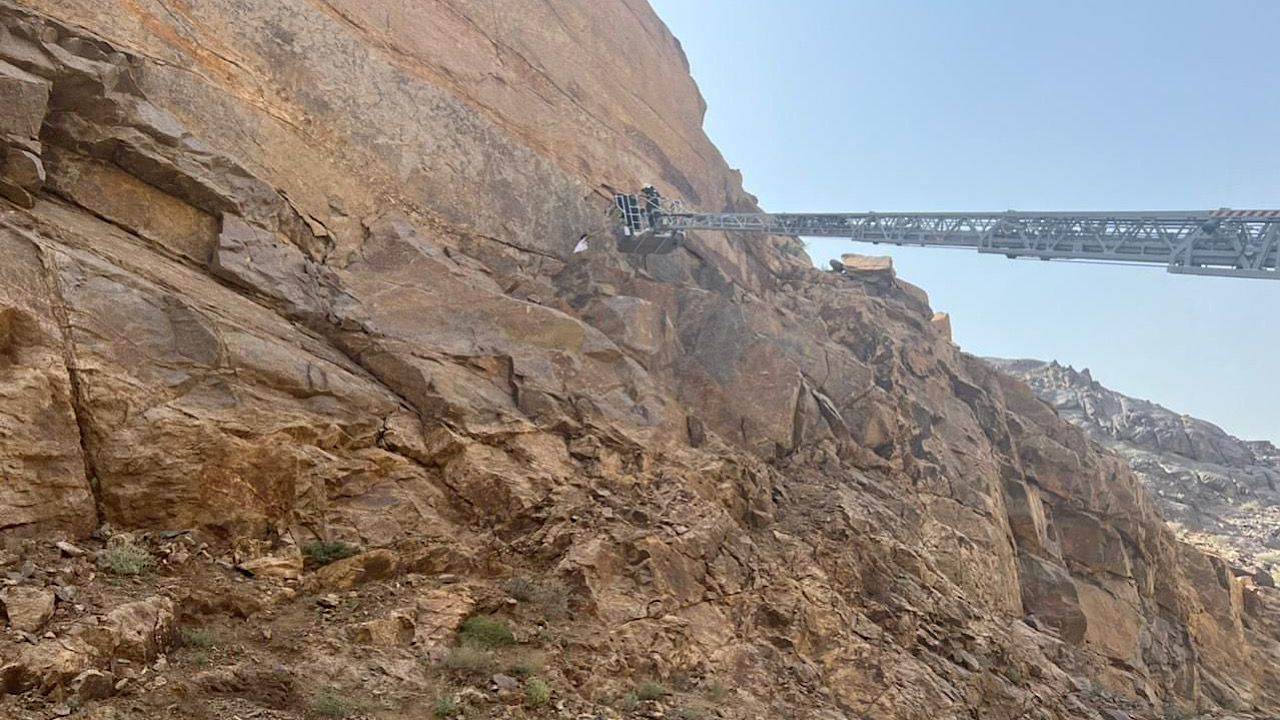 مدني نجران ينقذ شخصًا احتجز في منحدر جبلي