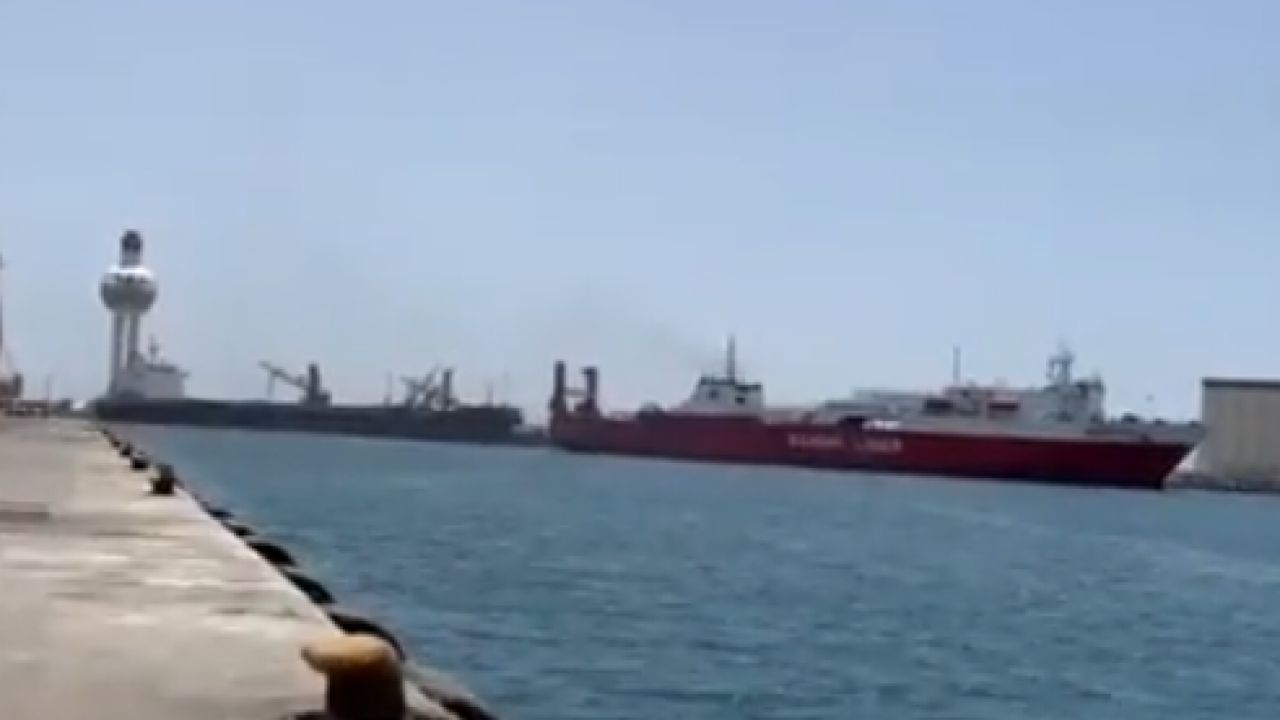 وصول أول سفينة خاصة بالحجاج السودانيين إلى ⁧‫جدة‬⁩ .. فيديو