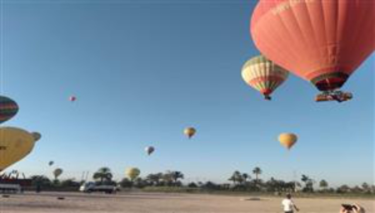 رواج رحلات البالون الطائر في الأقصر بعد زيارة جوارديولا