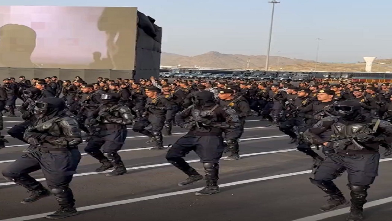 ضباط قوات أمن الحج يرددون الأهازيج: من جبل مكة العظيم .. فيديو