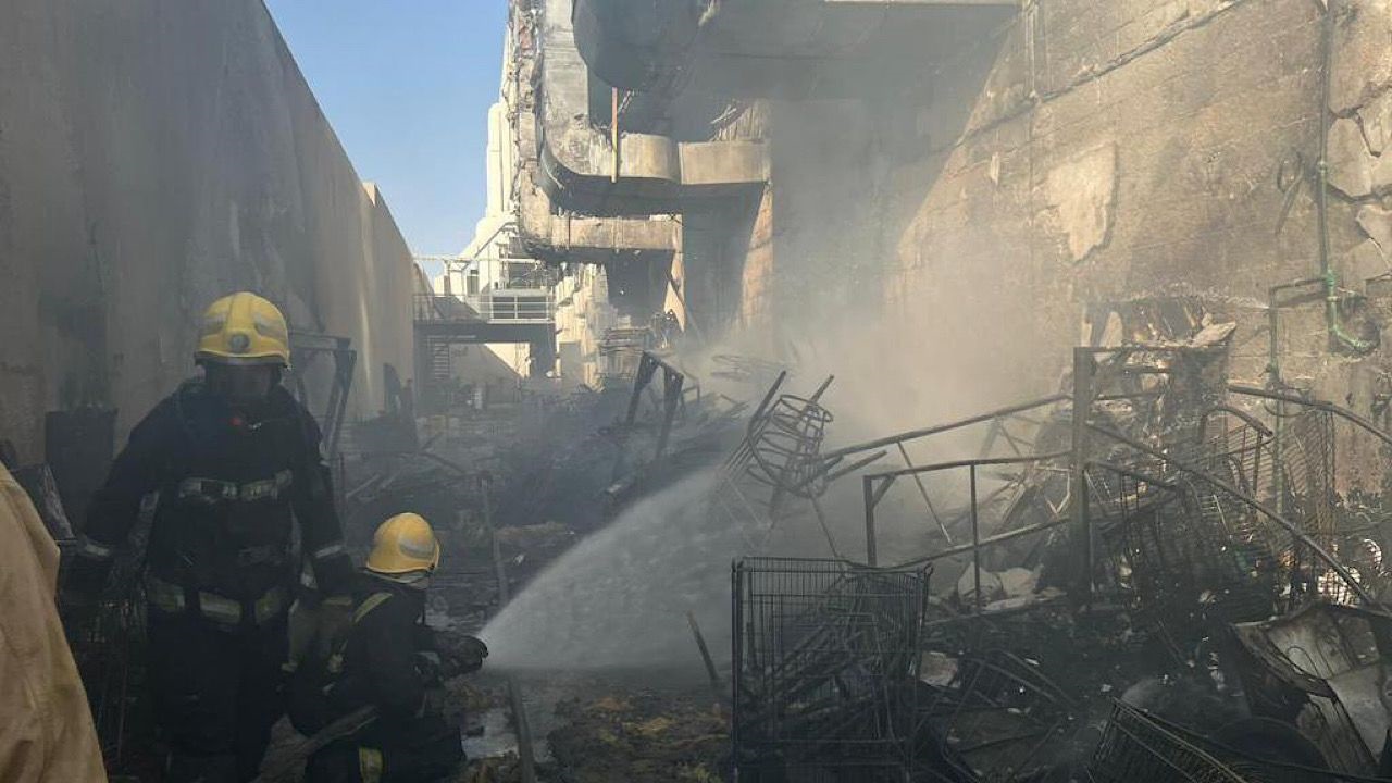 مدني الرياض يخمد حريقًا اندلع في محل تجاري