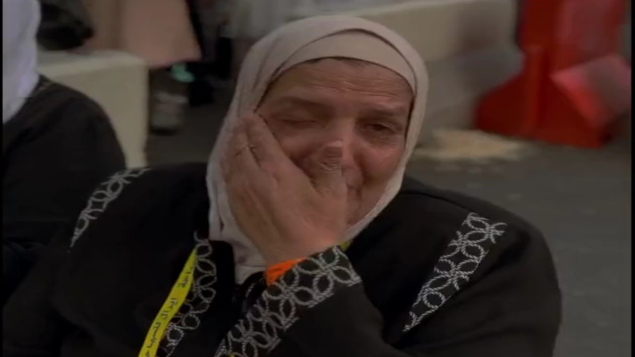 سيدة مصرية تروى بالدموع تفاصيل جمعها لتكلفة الحج منذ 20 عام.. فيديو