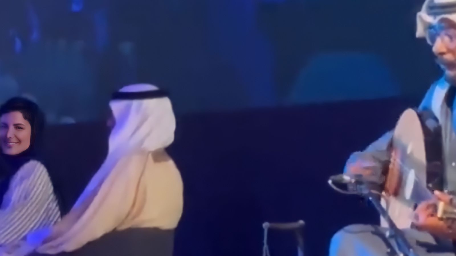 الأميرة هيفاء تتفاعل مع العازف فيصل العمري في حفل جائزة اليونسكو الفوزان .. فيديو
