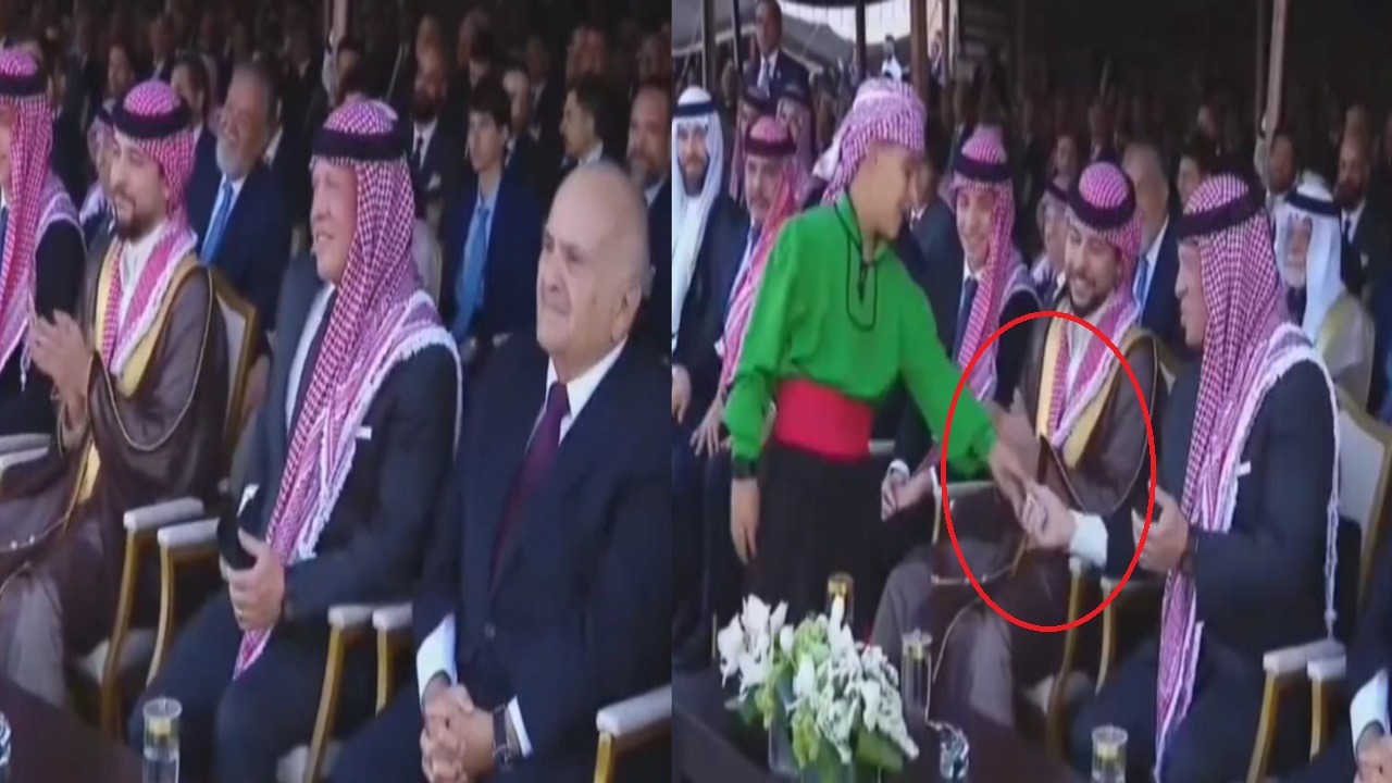 طفل يفاجئ ملك الأردن ويسلمه ورقة خلال عشاء المضارب ويثير الجدل (فيديو)