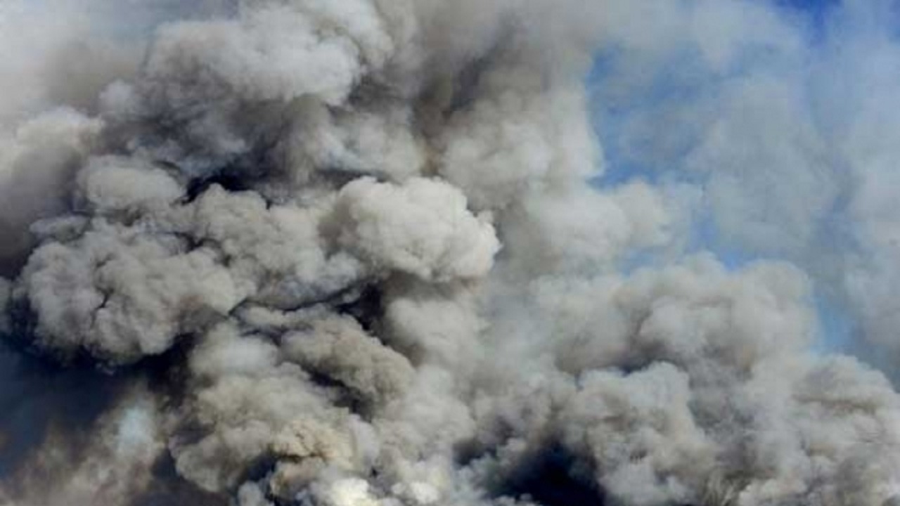 حريق ضخم في الكويت ودخانه يتجه نحو المملكة