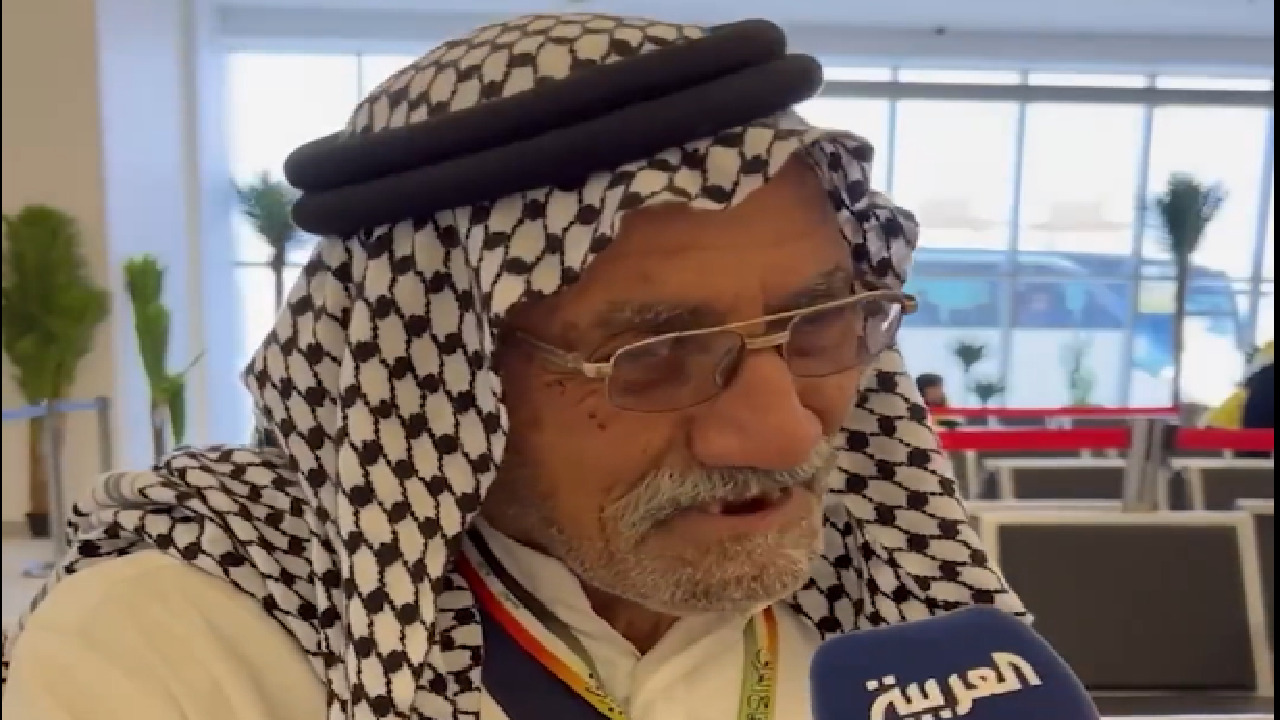 حاج عراقي يستذكر تاريخ ملوك السعودية بعد وصوله عرعر (فيديو)